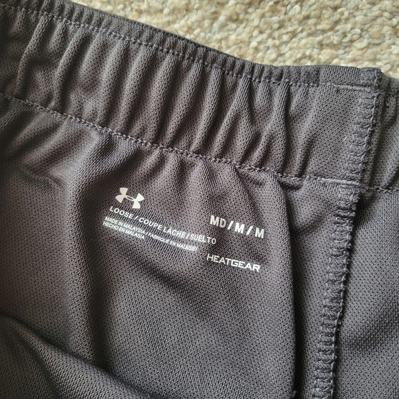 Under Armour Loose Heatgear Shorts sz M - Like New - Picture 2 of 5